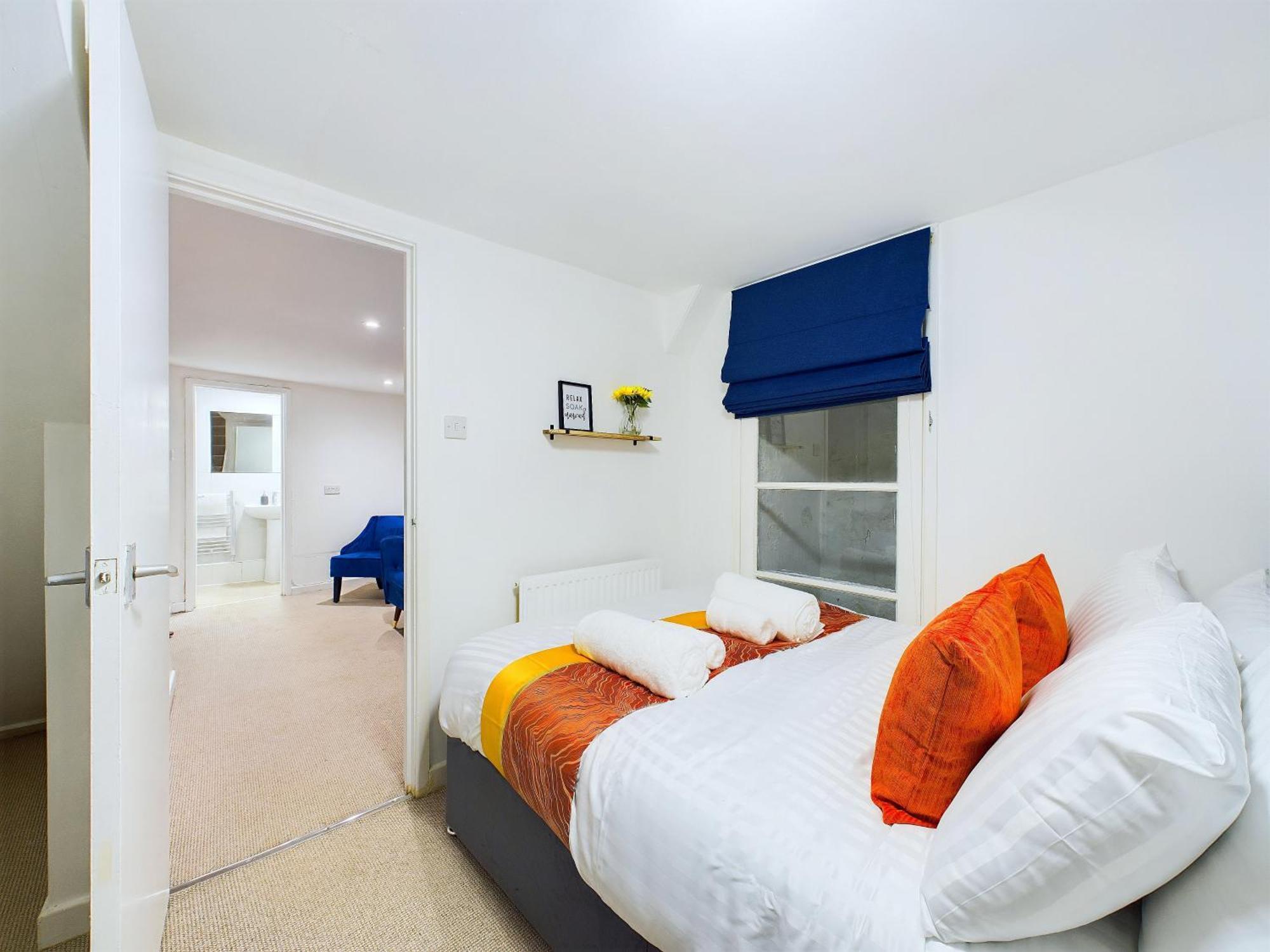 New Portland House By Signature - 3 Bedroom House In * Cheltenham