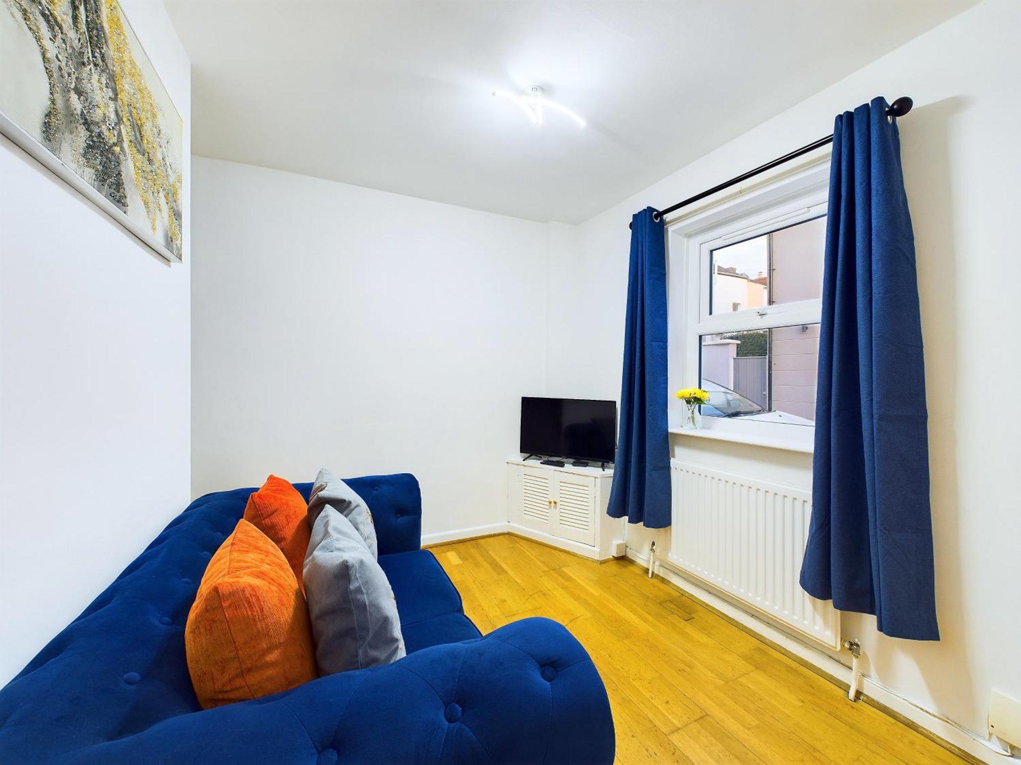 New Portland House By Signature - 3 Bedroom House In Cheltenham